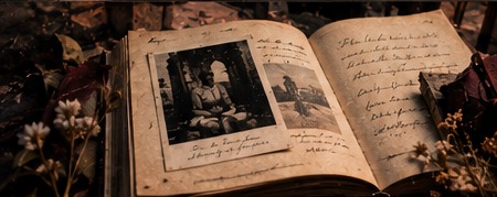 Libro abierto con recuerdos y fotografías
